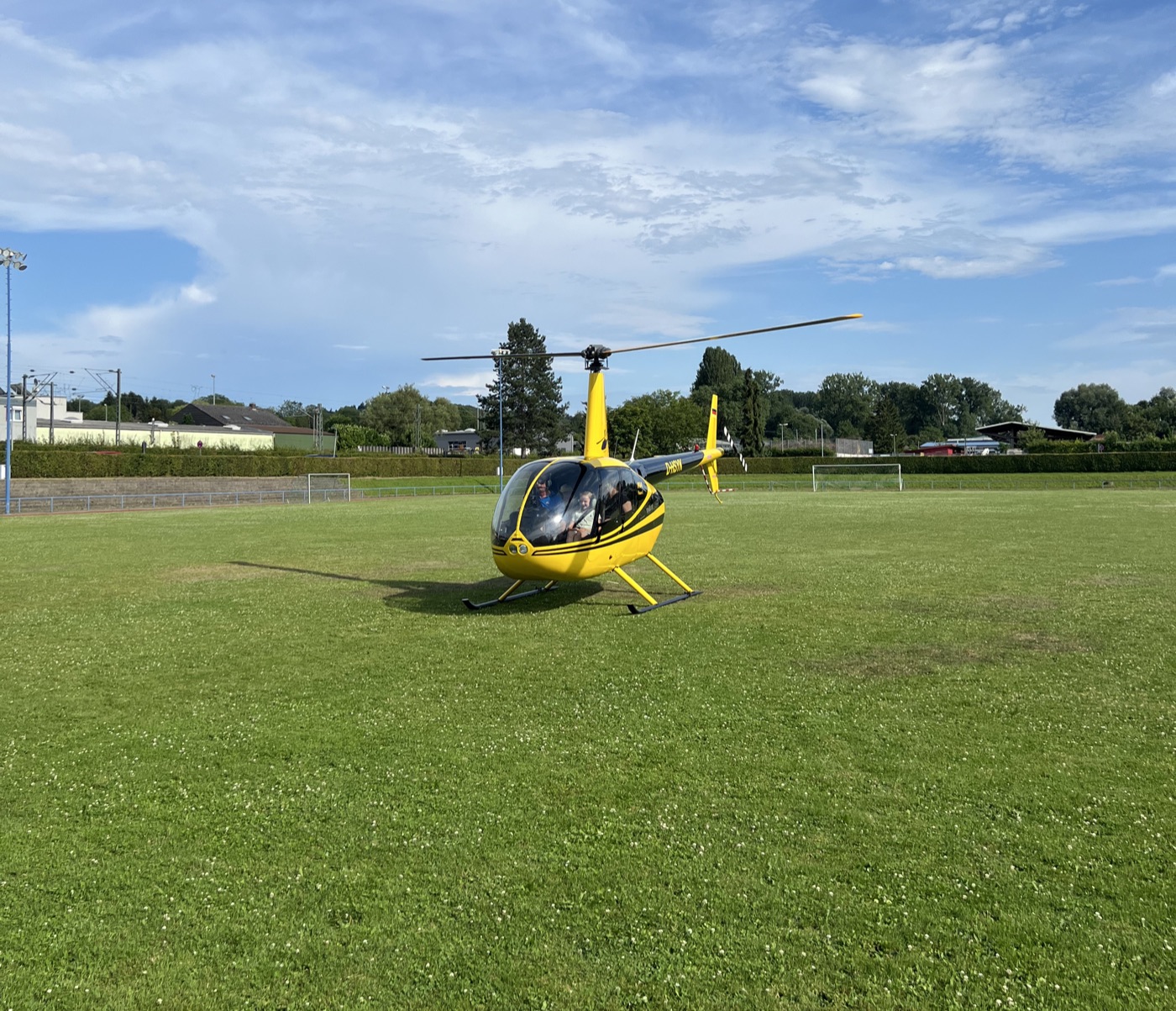 Hubschrauber von Airkraft Helicopter landet auf einem Sportplatz
